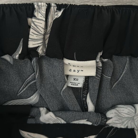 A New Day | Flowy Cropped Floral Pants - Picture 4 of 5